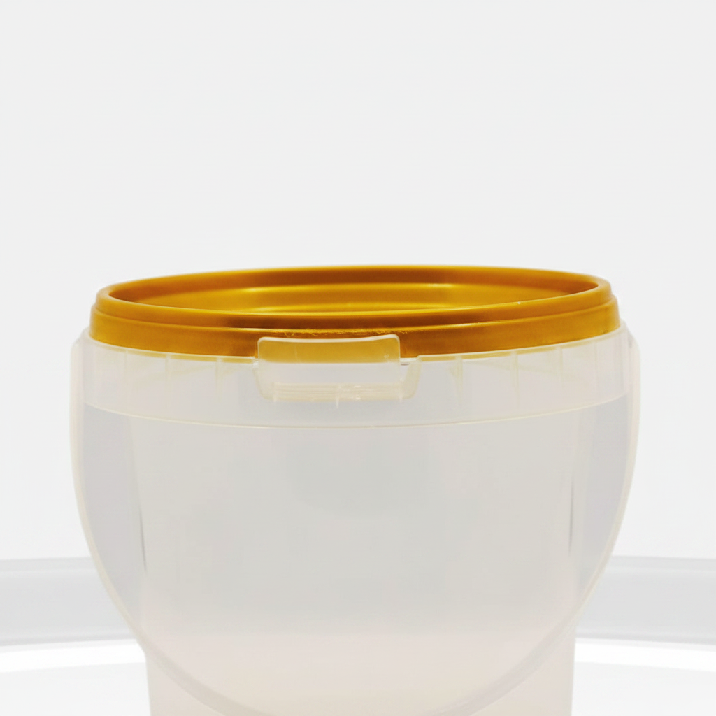 Close-up of gold rim lid detail on clear plastic cup
